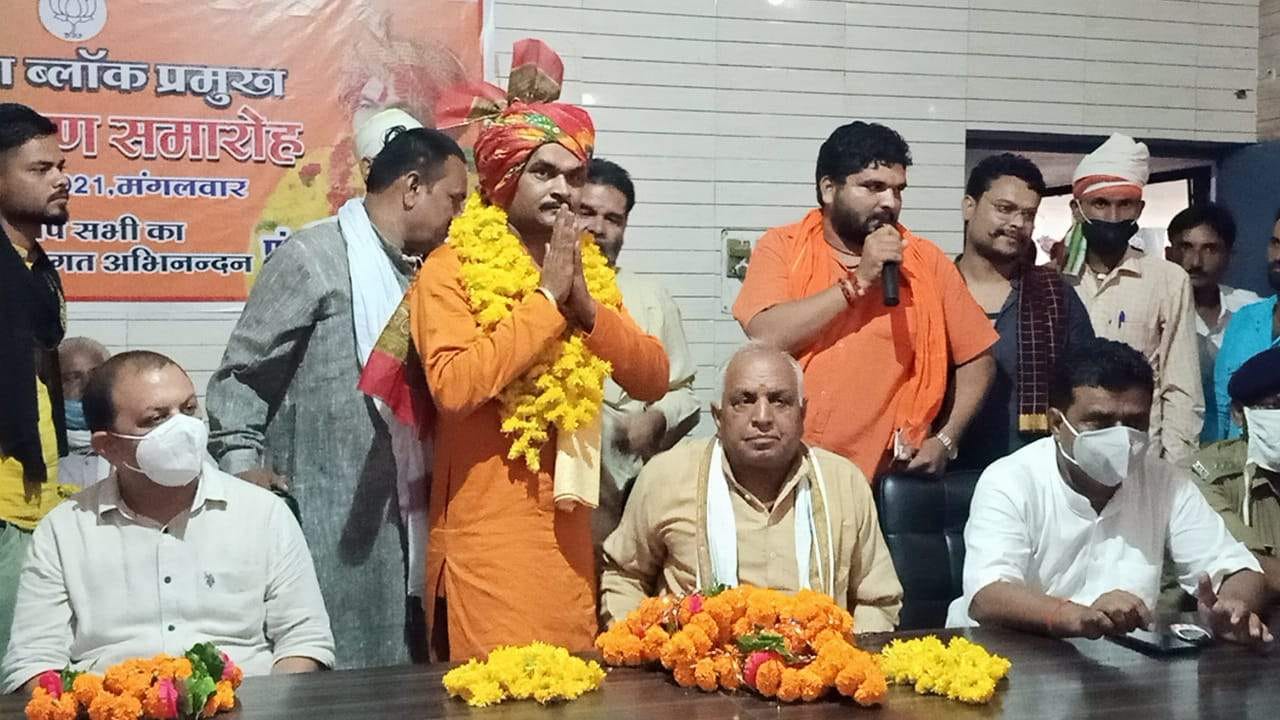 मड़ावरा में ब्लॉक प्रमुख की शपथ लेने के उपरांत सभी का अभिवादन करते चंद्रदीप रावत मड़ावरा में ब्लॉक प्रमुख की शपथ लेने के उपरांत सभी का अभिवादन करते चंद्रदीप रावत