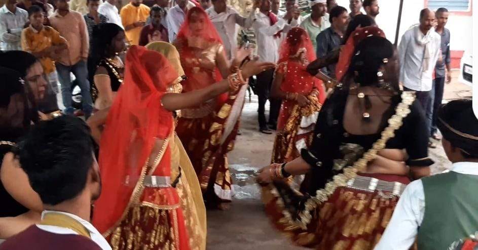 मड़ावरा में शपथ ग्रहण के दौरान नृत्य करती नृत्यांगनाएं मड़ावरा में शपथ ग्रहण के दौरान नृत्य करती नृत्यांगनाएं