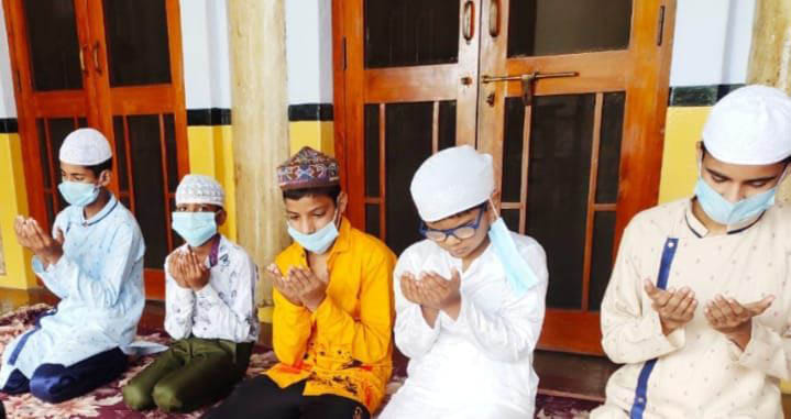 Five people offered prayers in mosques, praying for peace Five people offered prayers in mosques, praying for peace