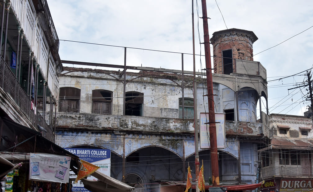 पुराने शहर स्थित जर्जर इमारते पुराने शहर स्थित जर्जर इमारते