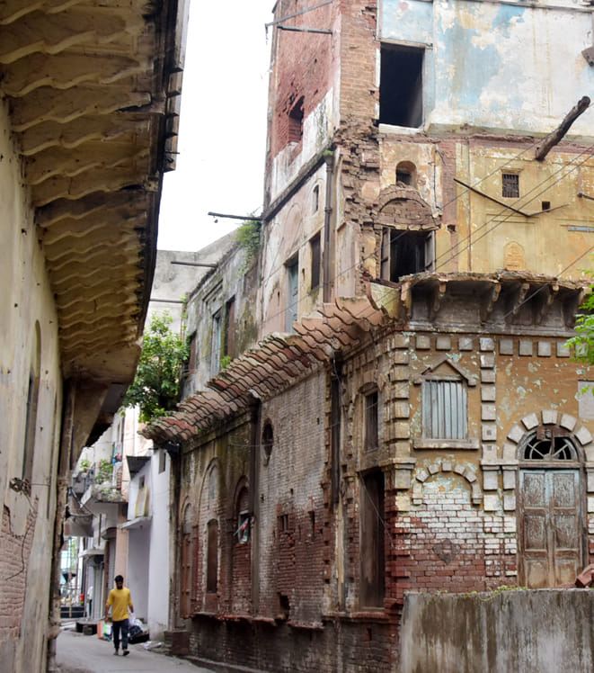 पुराने शहर स्थित जर्जर इमारते पुराने शहर स्थित जर्जर इमारते