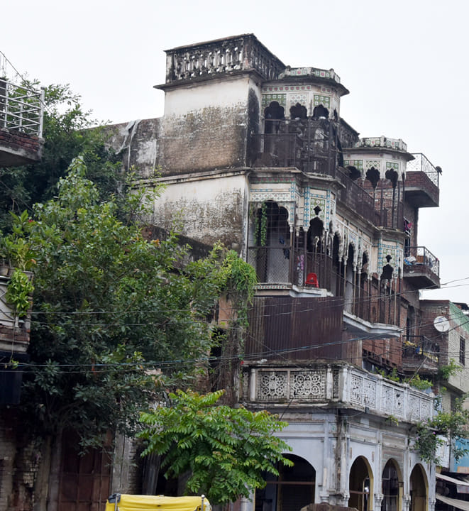 पुराने शहर स्थित जर्जर इमारते पुराने शहर स्थित जर्जर इमारते