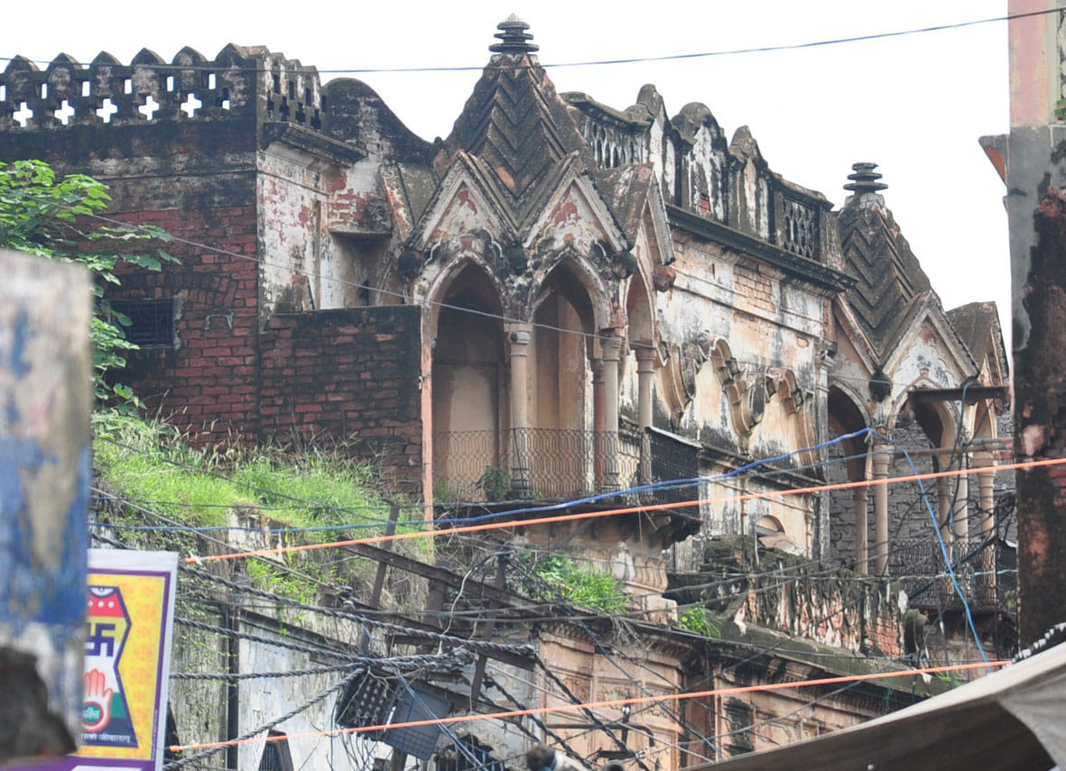पुराने शहर स्थित जर्जर इमारते पुराने शहर स्थित जर्जर इमारते