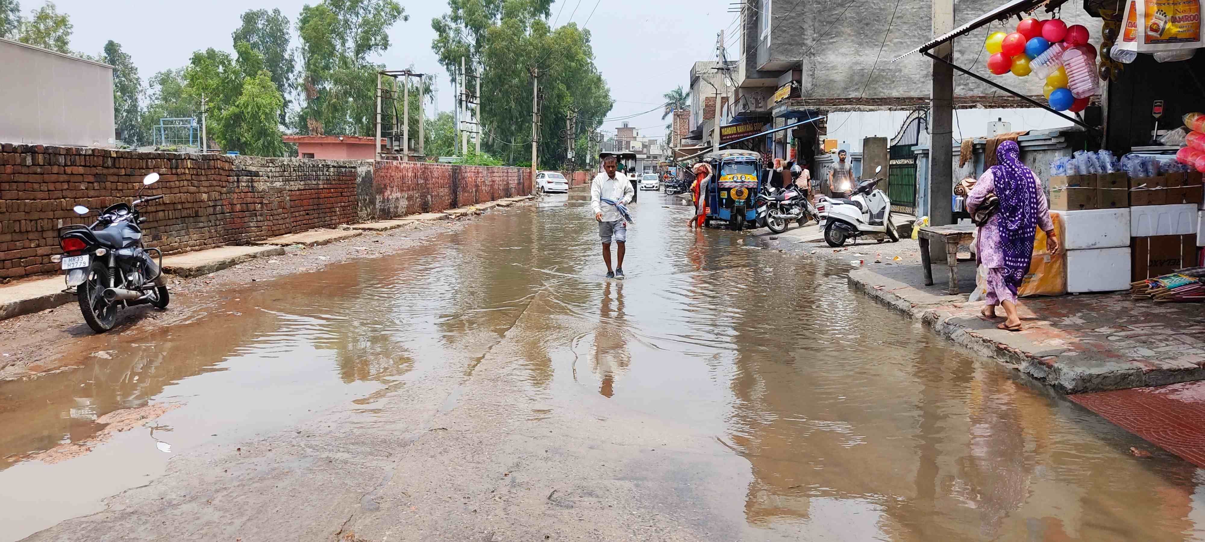 नई सब्जी मंडी के बाहर भरा बारिश का पानी। अमर उजाला। नई सब्जी मंडी के बाहर भरा बारिश का पानी। अमर उजाला।