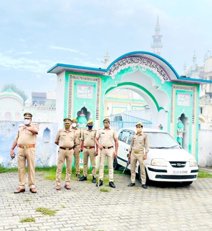 जानसठ में ईदगाह के बाहर तैनात पुलिस बल जानसठ में ईदगाह के बाहर तैनात पुलिस बल