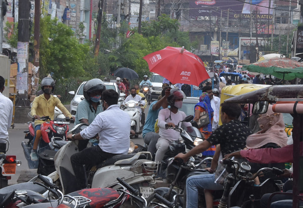 सोरनपुर में हुई बूंदाबांदी के बीच प्रताप मार्केट में खरीदारी करते लोग सोरनपुर में हुई बूंदाबांदी के बीच प्रताप मार्केट में खरीदारी करते लोग