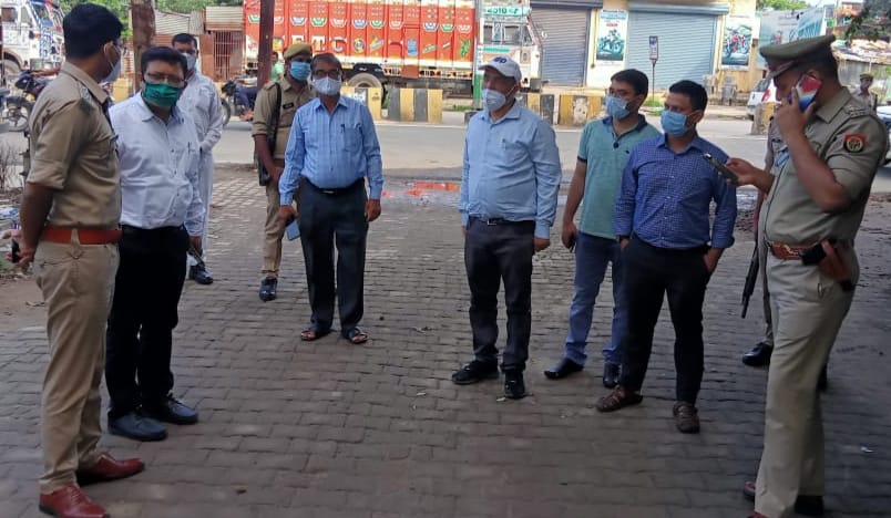 पुरकाजी में ईदगाह के पास मौजूद एसडीएम सदर व सीओ सदर पुरकाजी में ईदगाह के पास मौजूद एसडीएम सदर व सीओ सदर