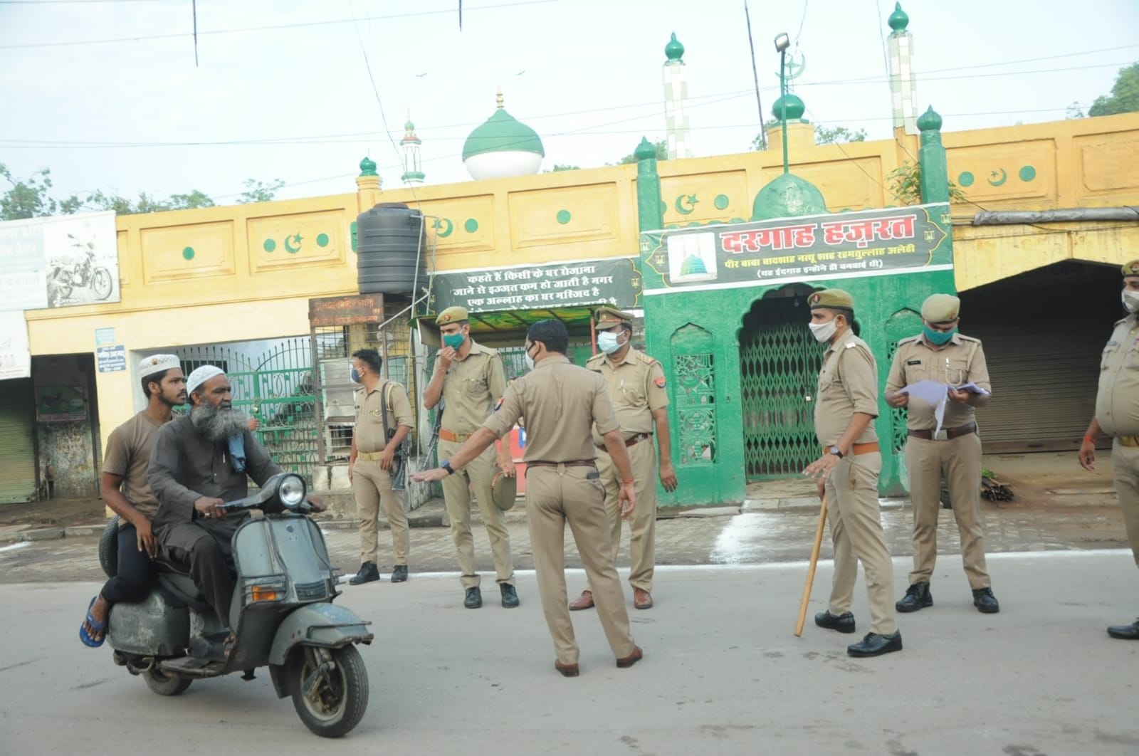 मुजफ्फरनगर के ईदगाह पर तैनात पुलिस।