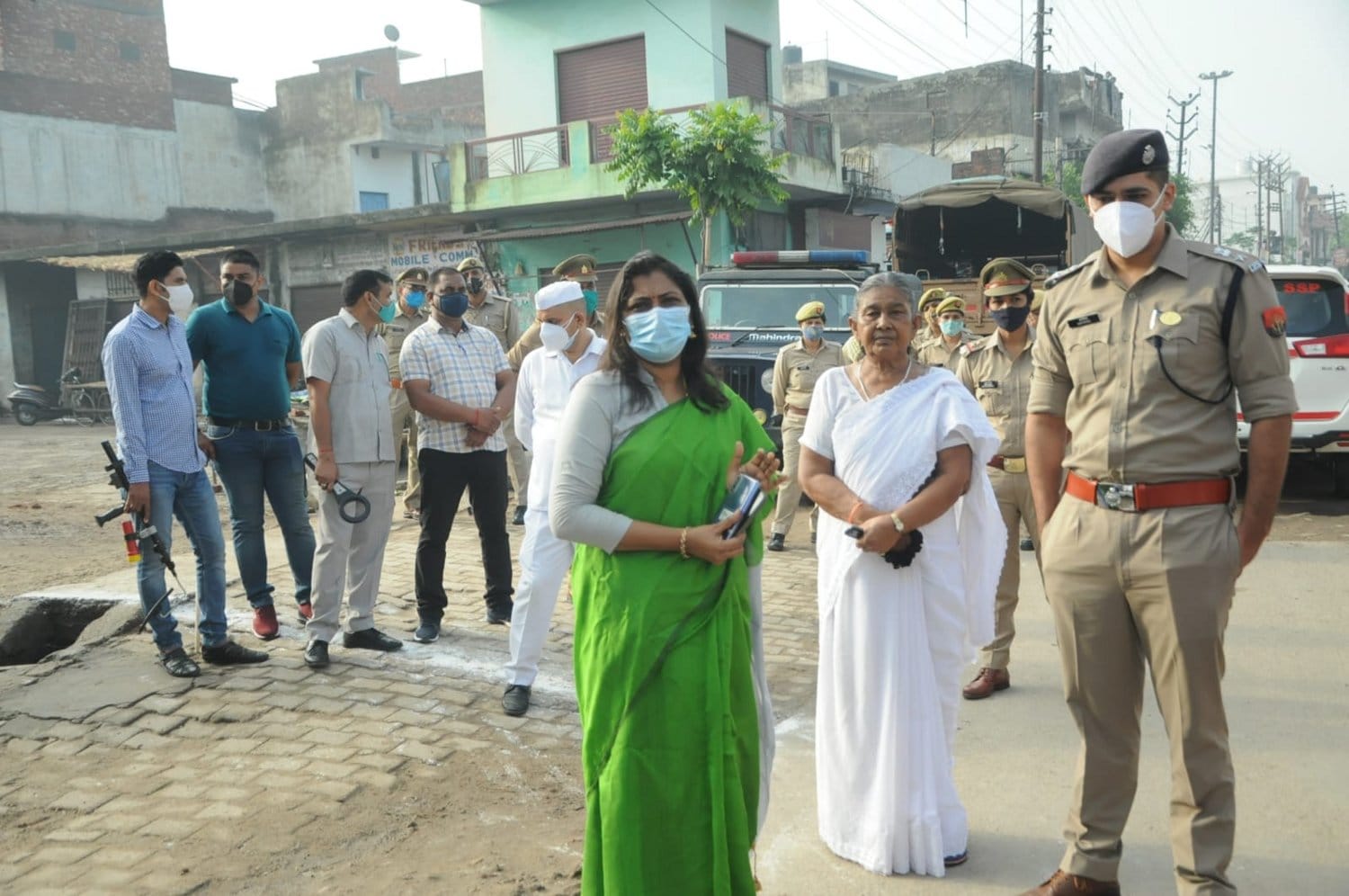 मुजफ्फरनगर में ईद-उल-अजहा पर्व के मददेनजर ईदगाह का निरीक्षण करते डीएम व एसएसपी।