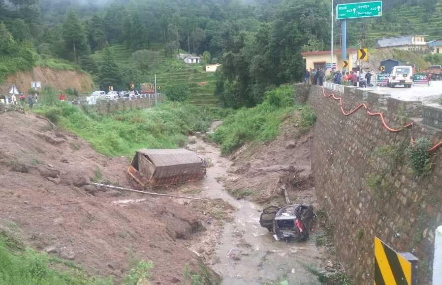 भूस्खलन और तेज पानी के बहाव से बनलेख में खाई में गिरी कार और कैंटर। भूस्खलन और तेज पानी के बहाव से बनलेख में खाई में गिरी कार और कैंटर।