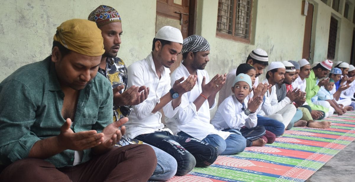 गुलशने मदीना मस्जिद में बकरीद की नमाज पढ़ते लोग। संवाद गुलशने मदीना मस्जिद में बकरीद की नमाज पढ़ते लोग। संवाद