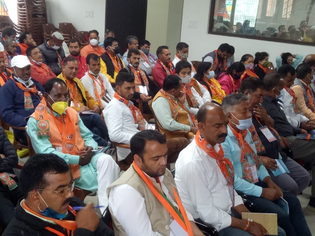 चंपावत में भाजपा जिला कार्यकारिणी की बैठक में मौजूद पार्टी कार्यकर्ता। चंपावत में भाजपा जिला कार्यकारिणी की बैठक में मौजूद पार्टी कार्यकर्ता।