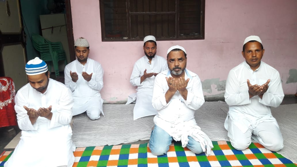 खतौली में घर पर ही ईद की नमाज अदा करते हुए। खतौली में घर पर ही ईद की नमाज अदा करते हुए।