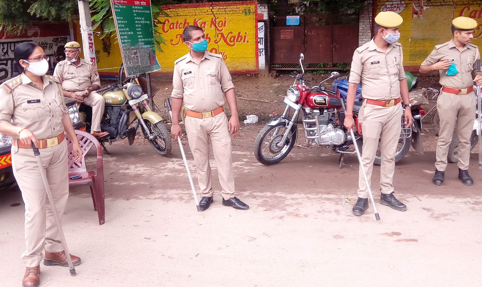मुख्यालय में ईदगाह के पास तैनात पुलिस बल। संवाद