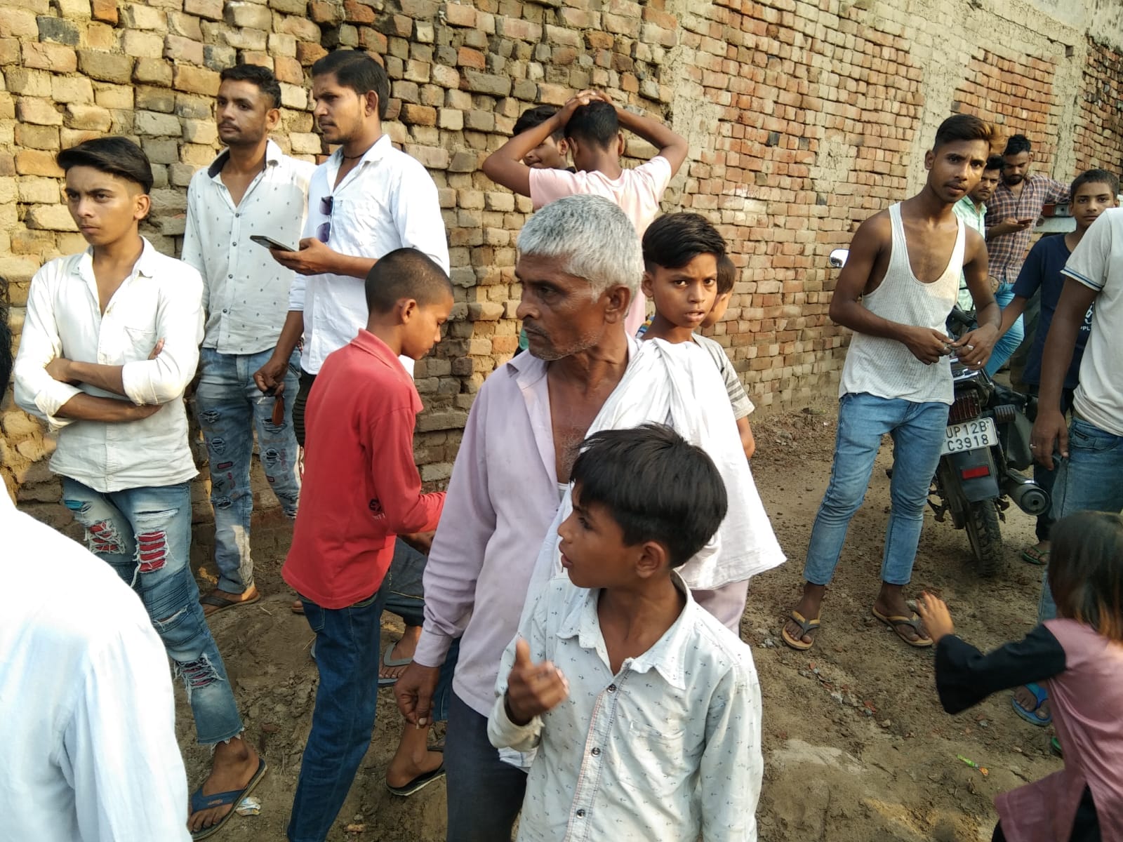 मुजफ्फरनगर जिले के जानसठ के गांव भलवा में श्याम सिंह की हत्या को लेकर नाराजगी जताते परिवार के सदस