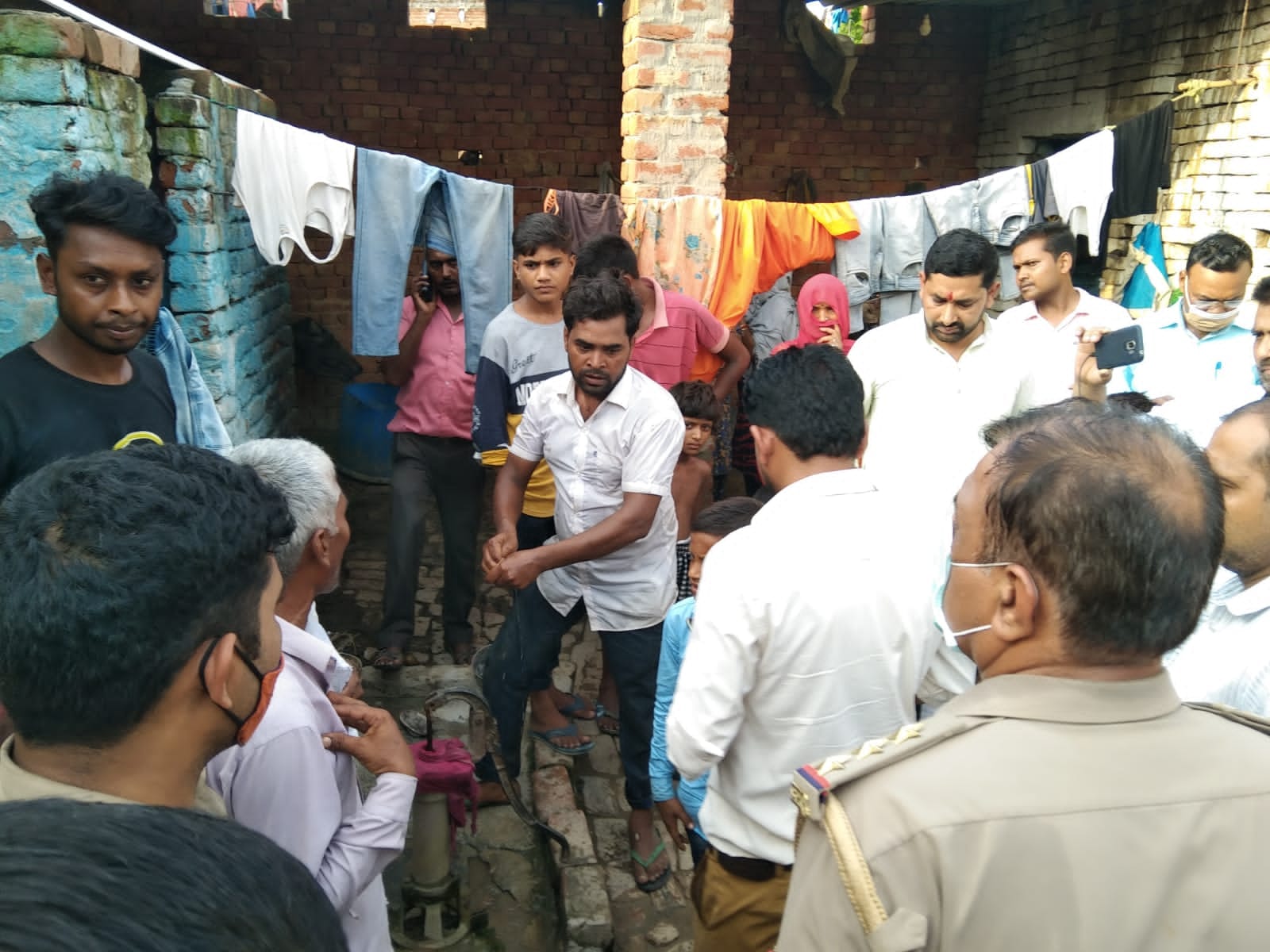 जानसठ के गांव भलवा में पिता श्याम सिंह की हत्या को लेकर हंगामा करता पुत्र सुशील कुमार जानसठ के गांव भलवा में पिता श्याम सिंह की हत्या को लेकर हंगामा करता पुत्र सुशील कुमार