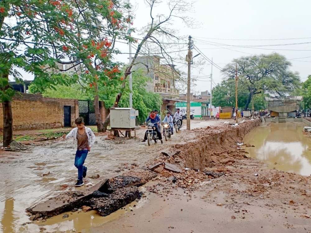 नेहरूनगर में कीचड़युक्त सड़क की पट्टी से निकलते दो पहिया वाहन। नेहरूनगर में कीचड़युक्त सड़क की पट्टी से निकलते दो पहिया वाहन।