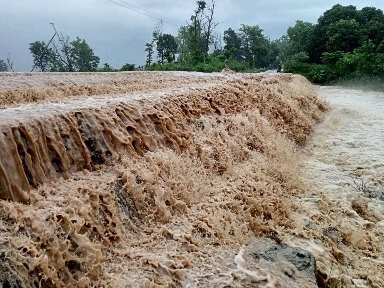 पूर्णागिरि मार्ग में उफनाया किरोड़ा नाला।