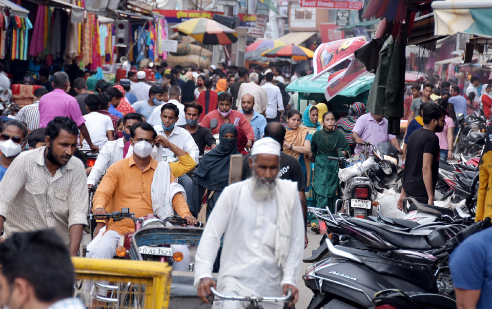 नेहरू मार्केट में खरीदारी को उमड़ी भीड़ नेहरू मार्केट में खरीदारी को उमड़ी भीड़