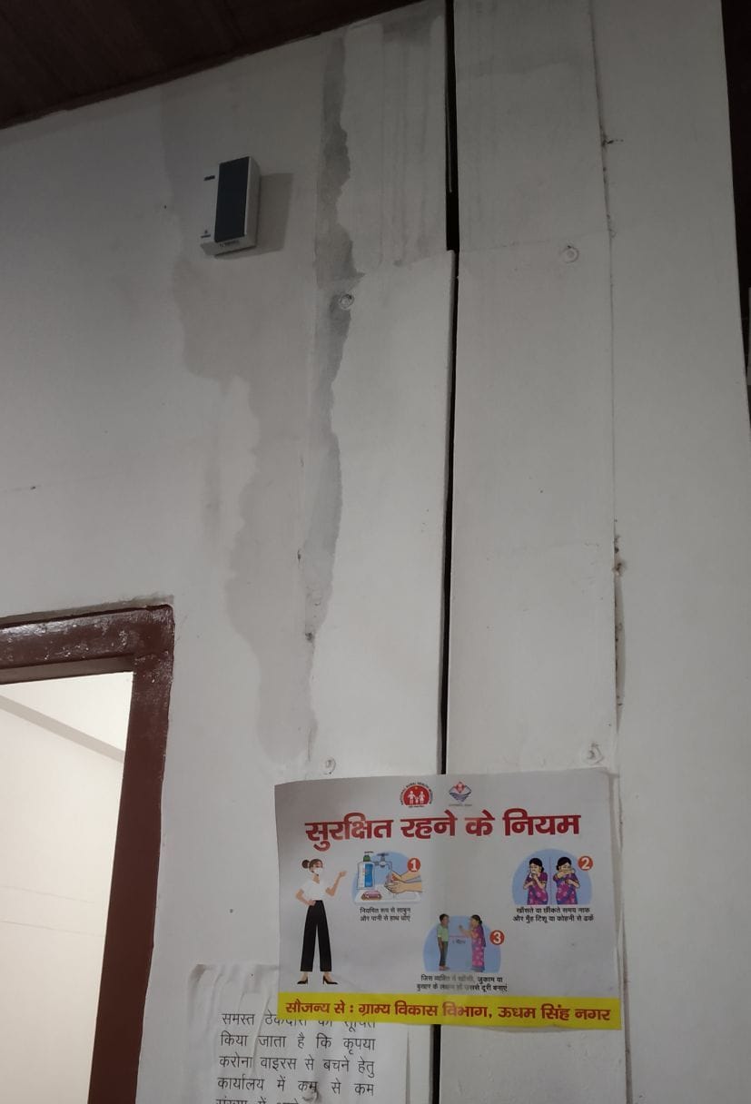 रुद्रपुर विकास भवन की दीवारों से रिसता पानी। रुद्रपुर विकास भवन की दीवारों से रिसता पानी।
