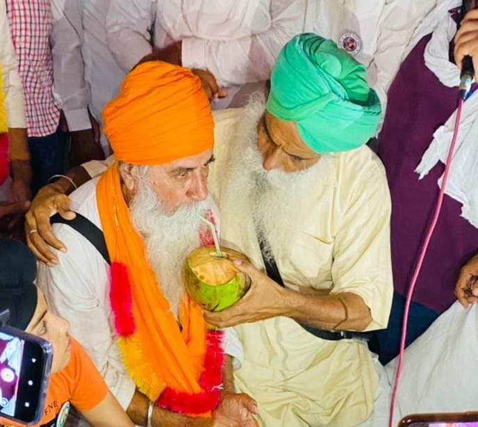 अनशन पर बैठे किसान नेता बलदेव सिंह सिरसा को नारियल का पानी पिलाते किसान नेता जगजीत सिंह दल्लेवाल अनशन पर बैठे किसान नेता बलदेव सिंह सिरसा को नारियल का पानी पिलाते किसान नेता जगजीत सिंह दल्लेवाल