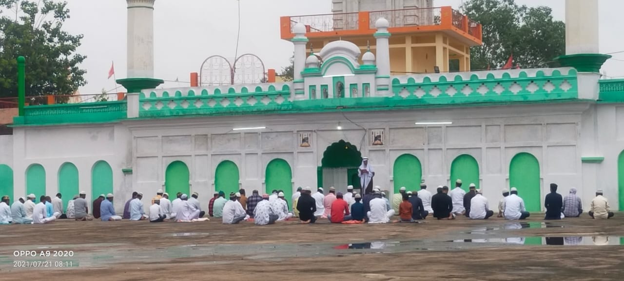दगाह पर नमाज अदा कराते शहर पेश इमाम व नमाज अदा करते मुस्लिम समुदाय के लोग।