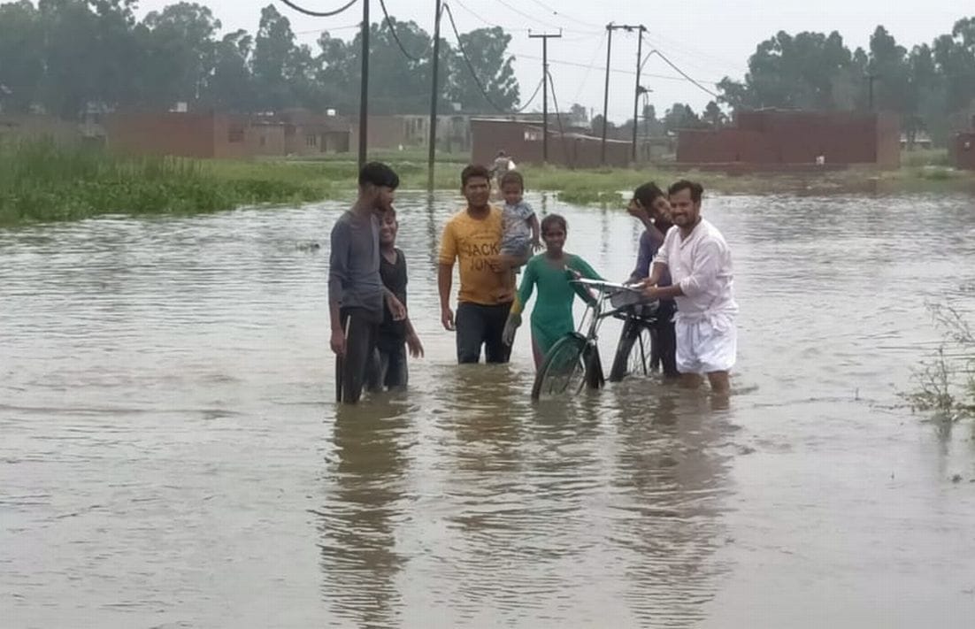 महुआखेड़ागंज में पानी के बीच खड़े होकर प्रदर्शन करते युंका कार्यकर्ता। महुआखेड़ागंज में पानी के बीच खड़े होकर प्रदर्शन करते युंका कार्यकर्ता।