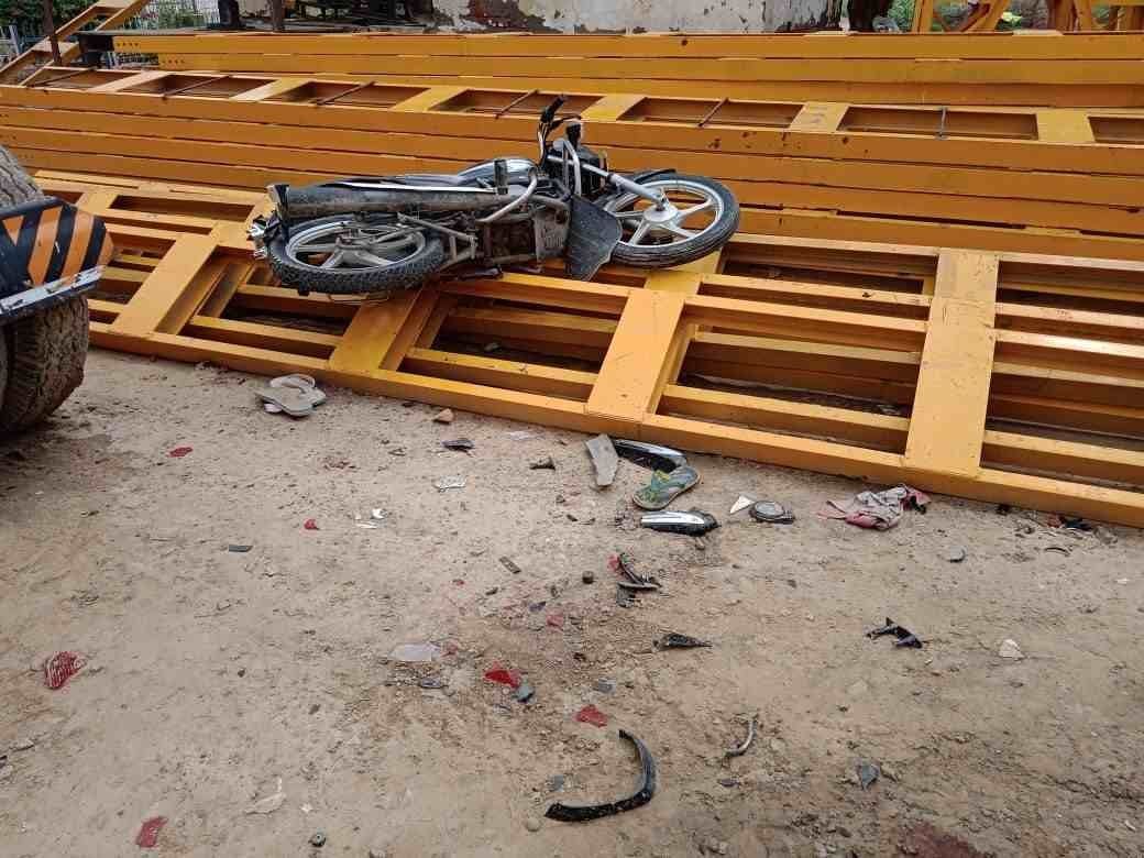 आरओबी से नीचे गिरी बाइक। संवाद आरओबी से नीचे गिरी बाइक। संवाद