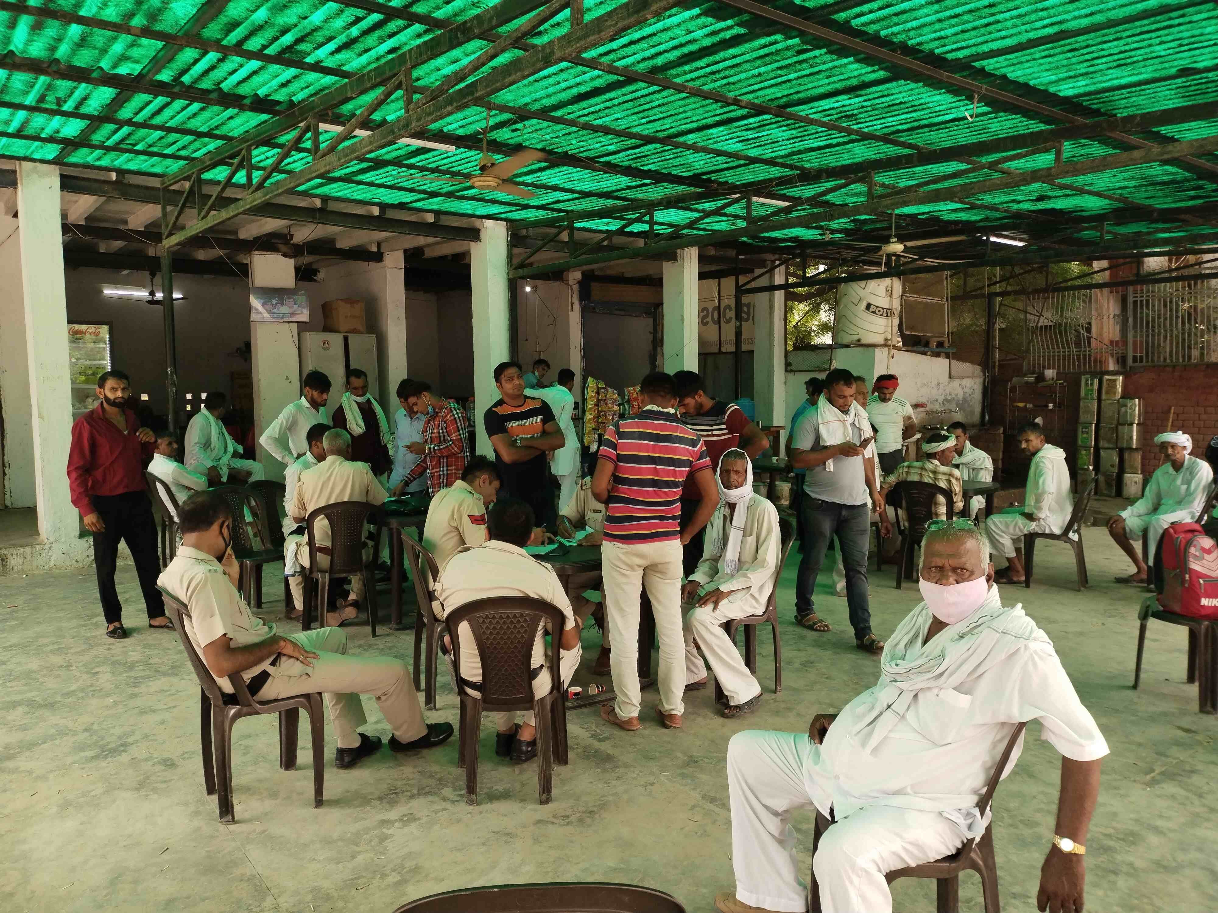 नागरिक अस्पताल में कागजी कार्रवाई करती पुलिस। संवाद नागरिक अस्पताल में कागजी कार्रवाई करती पुलिस। संवाद