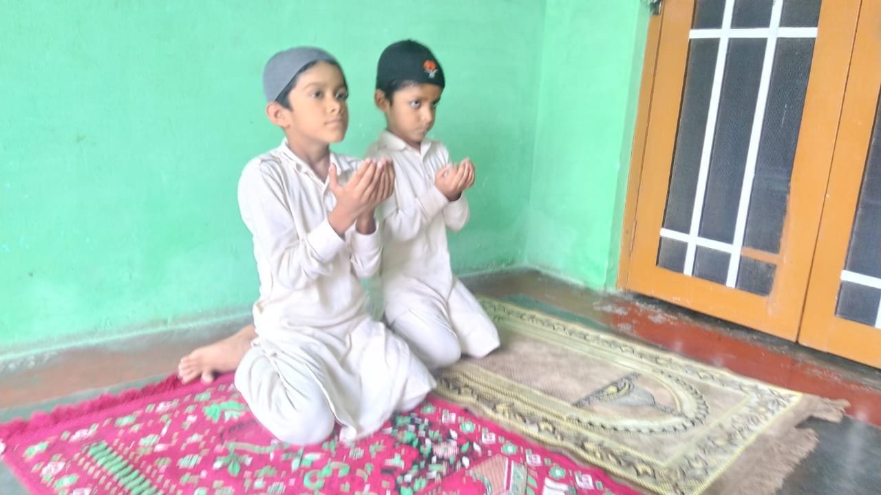  बाजपुर में एक घर के अंदर नमाज अदा करते बच्चे।