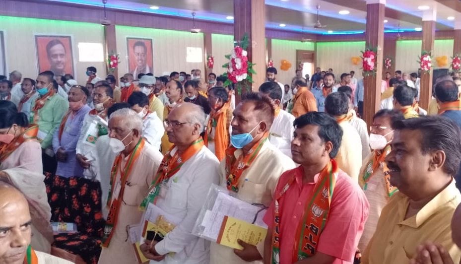 बैठक में मौजूद विधायक व भाजपाई। संवाद