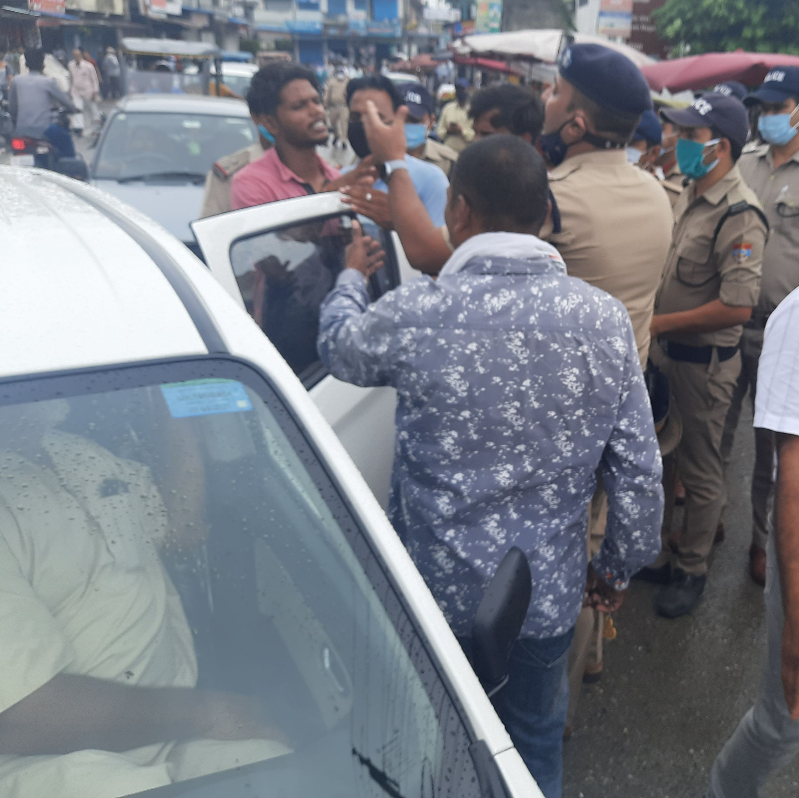 बाजपुर कोतवाली के सामने पुलिस से झड़प करते लोग। बाजपुर कोतवाली के सामने पुलिस से झड़प करते लोग।