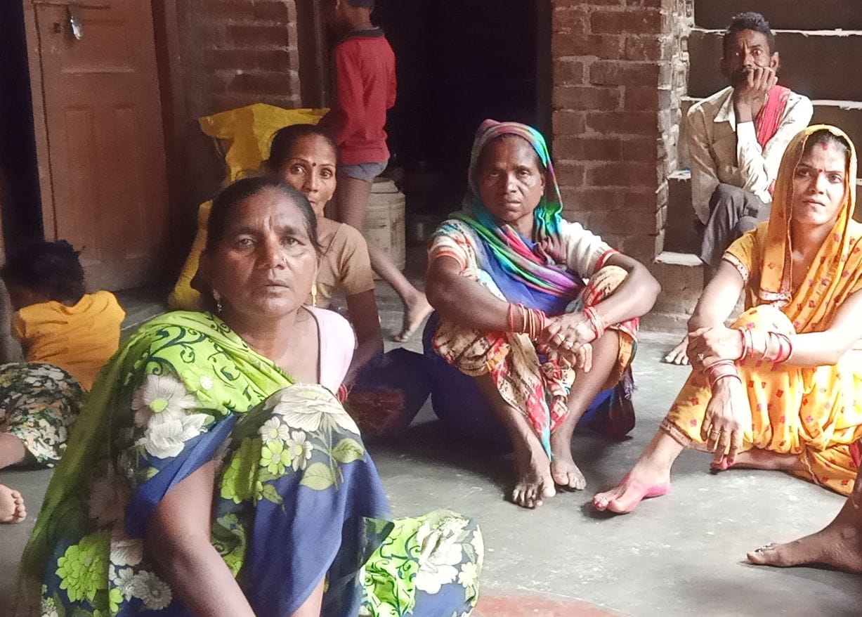 गमगीन बैठी मृतक की मां सरोज (हरी नीली साड़ी में) । संवाद गमगीन बैठी मृतक की मां सरोज (हरी नीली साड़ी में) । संवाद