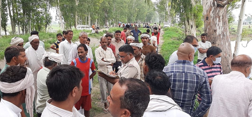 मौके पर जाकर ग्रामीणों के बयान दर्ज करती पुलिस। संवाद मौके पर जाकर ग्रामीणों के बयान दर्ज करती पुलिस। संवाद