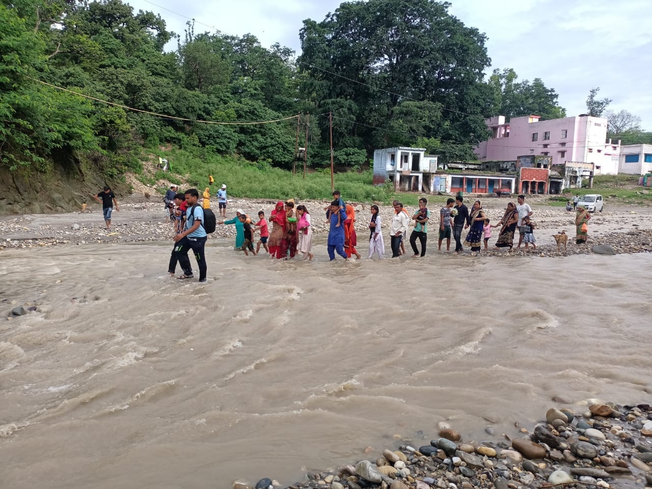 सिद्वपीठ क्षेत्र में पानी के बीच से माता के दर्शन को जाते श्रद्वालु सिद्वपीठ क्षेत्र में पानी के बीच से माता के दर्शन को जाते श्रद्वालु