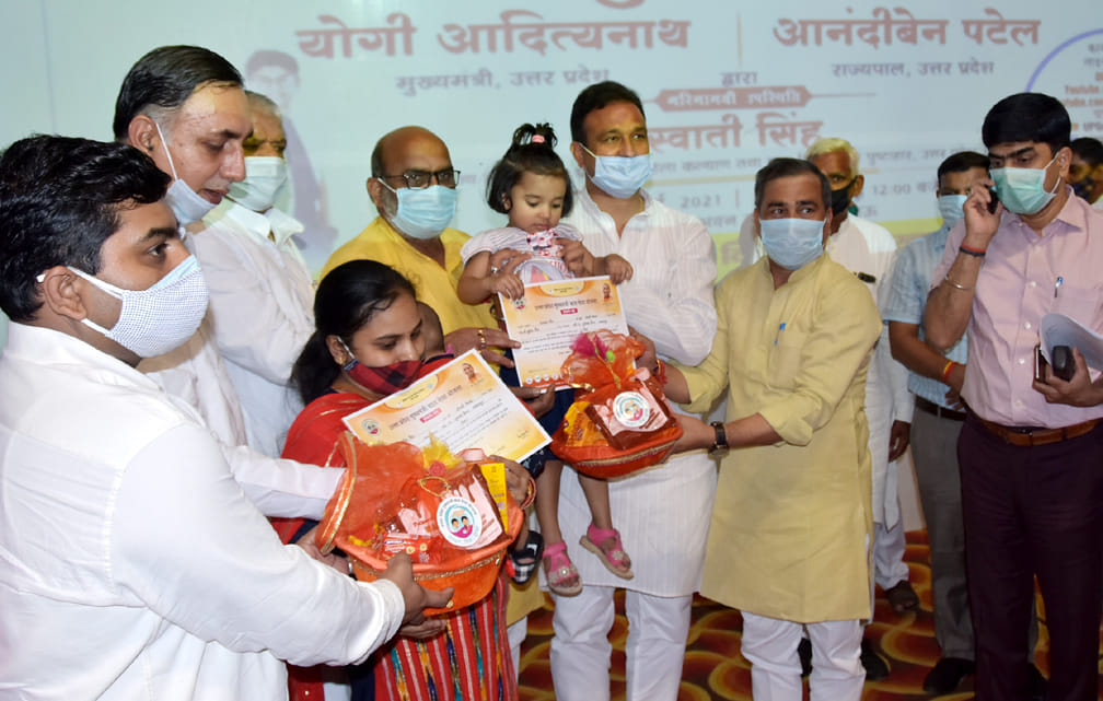 जनमंच में बाल सेवा योजना के तहत कोरोना से निराश्रित हुऐ बच्चो को प्रमाण पत्र के साथ राहत राशी प्र?