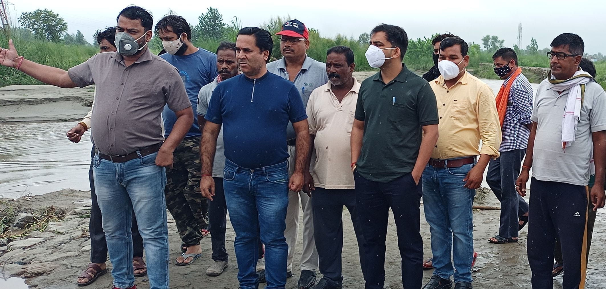 सितारगंज में बैगुल नदी पर बनाए गए अवरोध का जायजा लेते एसडीएम तुषार सैनी। सितारगंज में बैगुल नदी पर बनाए गए अवरोध का जायजा लेते एसडीएम तुषार सैनी।