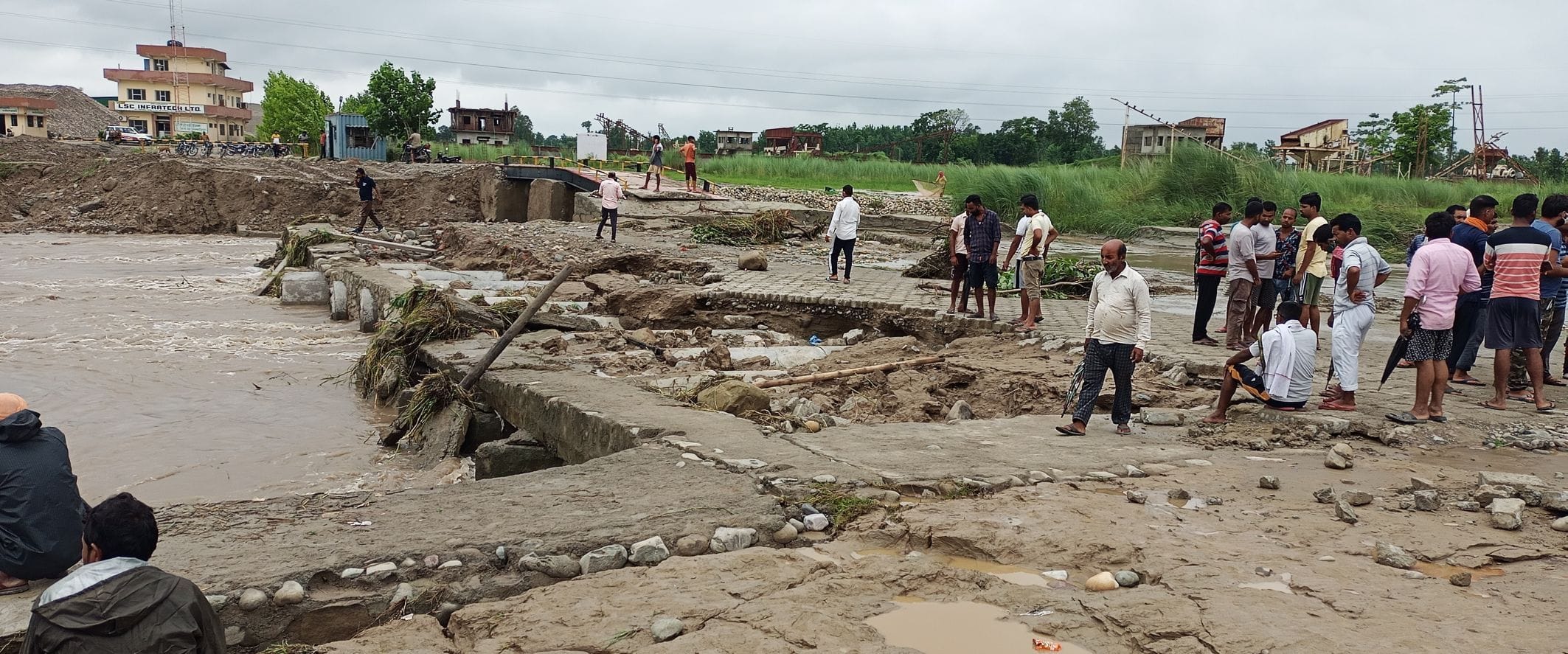 सितारगंज में बैगुल नदी पर हृयूम पाइप डालकर बनाई गई सड़क। सितारगंज में बैगुल नदी पर हृयूम पाइप डालकर बनाई गई सड़क।