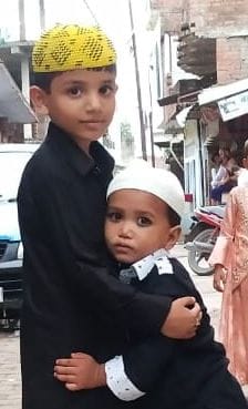 एक-दूसरे से गले मिलकर बकरीद की बधाई देते बच्चे। संवाद एक-दूसरे से गले मिलकर बकरीद की बधाई देते बच्चे। संवाद