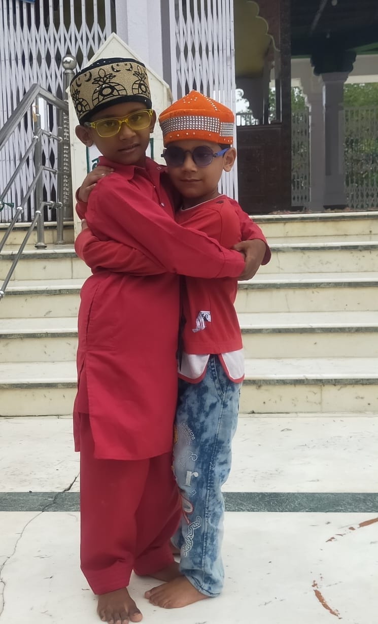 दनशाह मजार पर एक दूसरे को गले मिलकर ईद की मुबारकवाद देते बच्चे।
