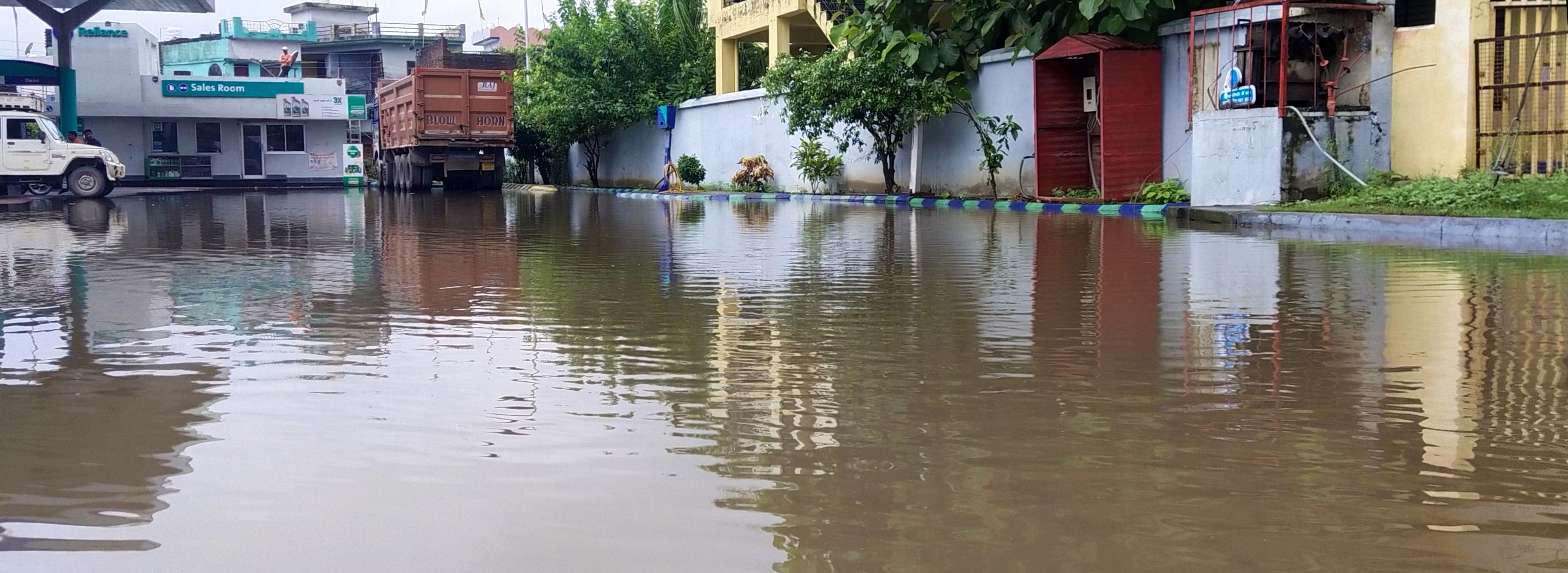 टनकपुर हाईवे किनारे एक पेट्रोल पंप परिसर में बारिश से हुआ जलभराव। संवाद टनकपुर हाईवे किनारे एक पेट्रोल पंप परिसर में बारिश से हुआ जलभराव। संवाद