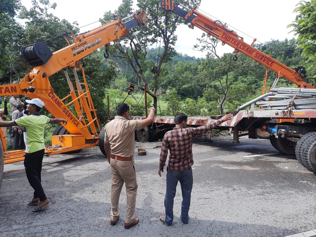 हाईवे पर फंसे वाहन को निकालती क्रेन हाईवे पर फंसे वाहन को निकालती क्रेन