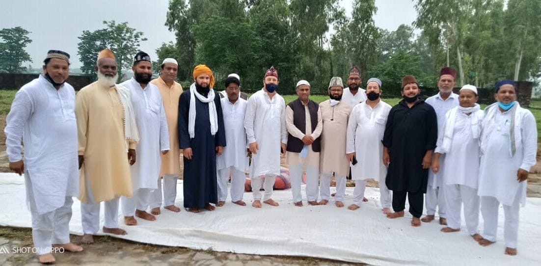 काशीपुर ईदगाह में नमाज पढ़ने के लिए जुटे लोग।