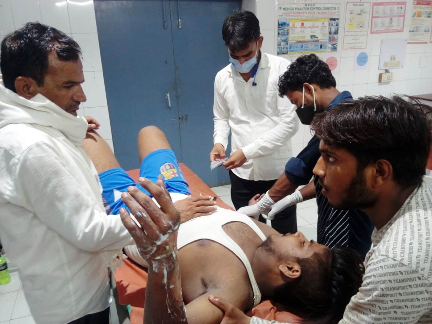 जिला अस्पताल में घायल दीपक का उपचार करते चिकित्सक। जिला अस्पताल में घायल दीपक का उपचार करते चिकित्सक।