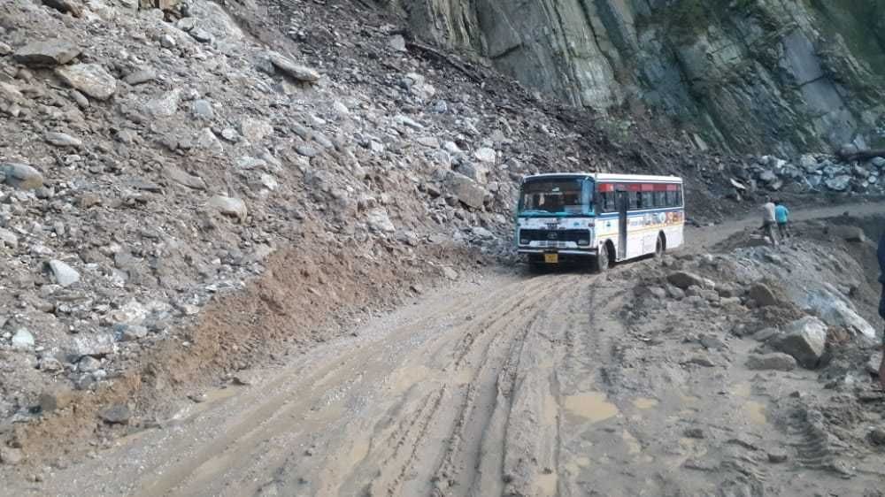 टनकपुर-पिथौरागढ़ राष्ट्रीय राजमार्ग खुलने पर बुधवार शाम चंपावत को आती रोडवेज बस।