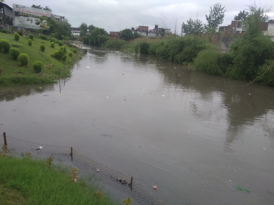 रुद्रपुर में लगातार बारिश से बढ़ा कल्याणी नदी का जलस्तर। रुद्रपुर में लगातार बारिश से बढ़ा कल्याणी नदी का जलस्तर।