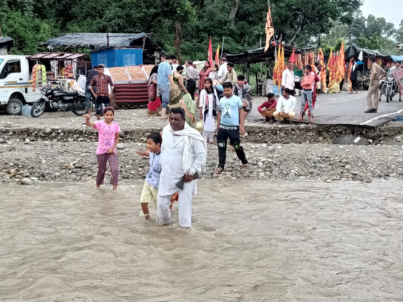 शाकंभरी खोल में बहता पानी और उससे गुजरते श्रद्वालु शाकंभरी खोल में बहता पानी और उससे गुजरते श्रद्वालु