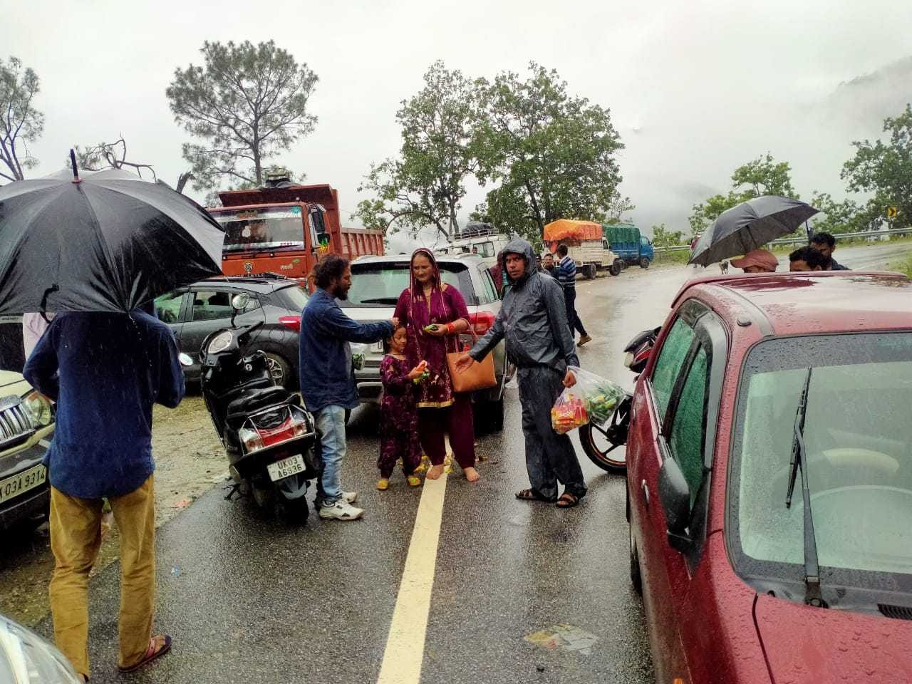 स्वांला में फंसे लोगों को खाद्य सामग्री बांटते स्थानीय युवक। फोटो: विज्ञप्ति