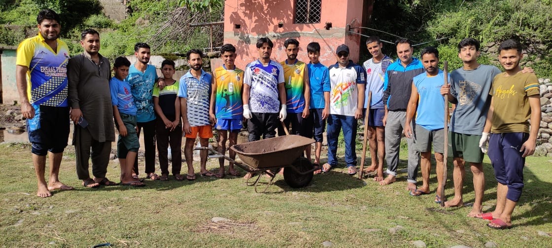 पुंछ जिले के गांव सेढी चोहाना में प्राकृतिक जलाश्यों की सफाई करते रेहबरे खेल शारीरिक शिक्षक
