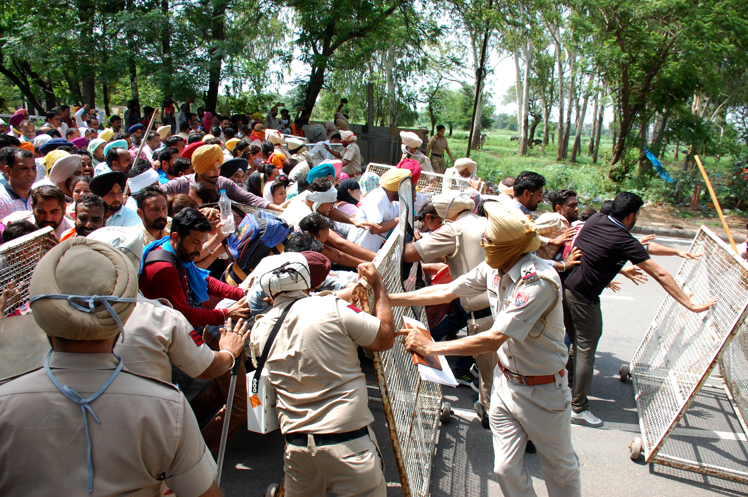 मोहाली पुलिस द्वारा वाईपीएस चौक पर लगाए गए बैरिकेड्स तोड़कर चंडीगढ़ में घुसते अस्थायी अध्यापक। 